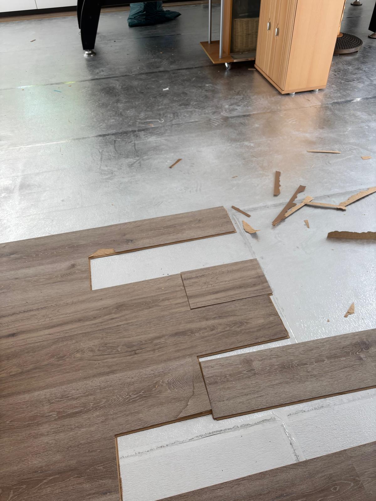 Arbeiten im Gemeinschaftsraum von VICANUS I nach einem Wasserschaden — Bild 1