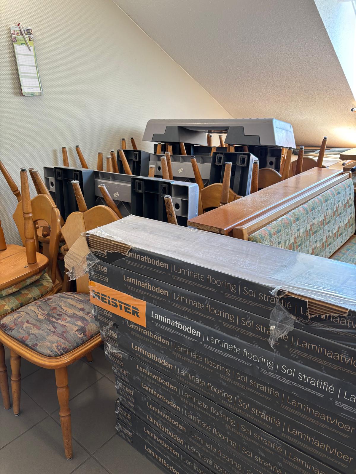 Arbeiten im Gemeinschaftsraum von VICANUS I nach einem Wasserschaden — Bild 2